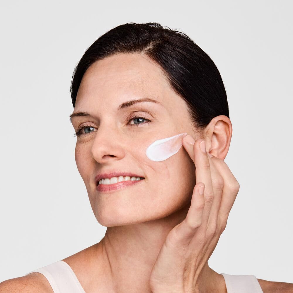 Estée Lauder DayWear Multi-Protection Anti-Oxidant 24H-Moisture Cream SPF 15 Anti-Aging Moisturizer for Dry Skin, 1.7 oz.